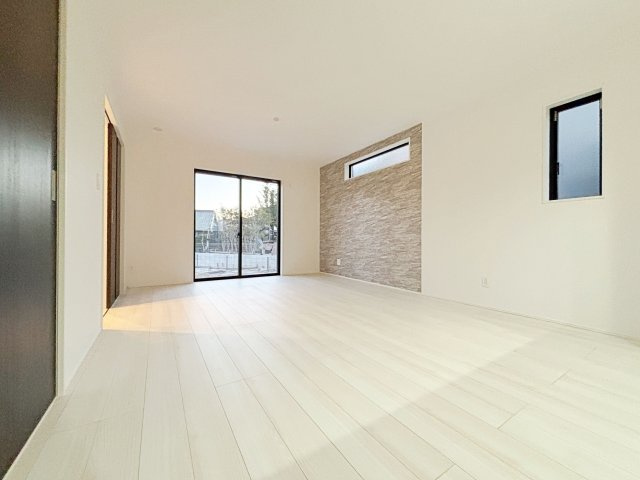 グラファーレ　岡崎市赤渋町３期　残１棟の居間・リビング|開放感あふれる洗練されたリビング空間。上品なくつろぎのひとときを、お過ごしいただけます。									
									
