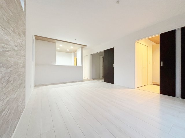 グラファーレ　岡崎市赤渋町３期　残１棟の居間・リビング|開放感あふれる洗練されたリビング空間。上品なくつろぎのひとときを、お過ごしいただけます。									
									
