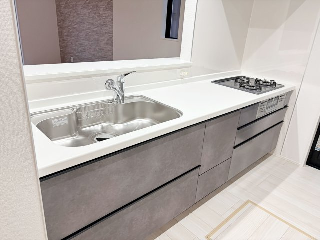 グラファーレ　岡崎市赤渋町３期　残１棟のキッチン|上等な設備を備えたキッチン空間。上品な暮らしに寄り添う、格別なこだわりの詰まった空間です。									
									
