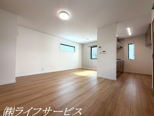 【居間・リビング】 | 東淀川区豊里１丁目中古戸建 | ２階リビングルーム17帖／開口部多数！通風良好のリビングルーム！