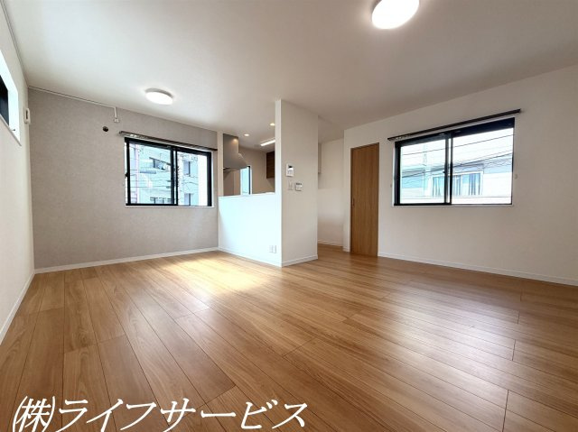 【居間・リビング】 | 東淀川区豊里１丁目中古戸建 | ２階リビングルーム17帖／開口部多数！通風良好のリビングルーム！