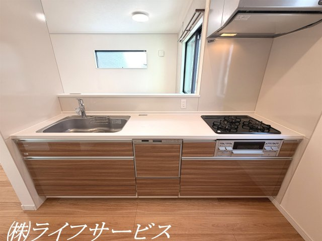 【キッチン】 | 東淀川区豊里１丁目中古戸建 | システムキッチン／ビルトイン食洗機、浄水器付！パントリーもございます！
