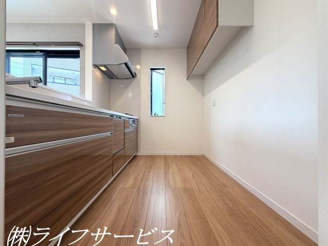 【キッチン】 | 東淀川区豊里１丁目中古戸建 | システムキッチン／キッチン横に換気窓あり！背面上部には収納棚あり！