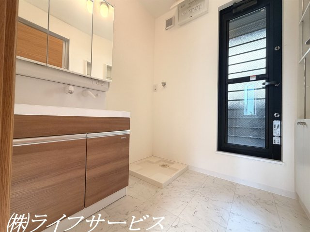 【洗面所】 | 東淀川区豊里１丁目中古戸建 | 洗面室／三面鏡シャワー付洗面化粧台・勝手口からバルコニーに出られます！家事動線が考えられえた間取りです！