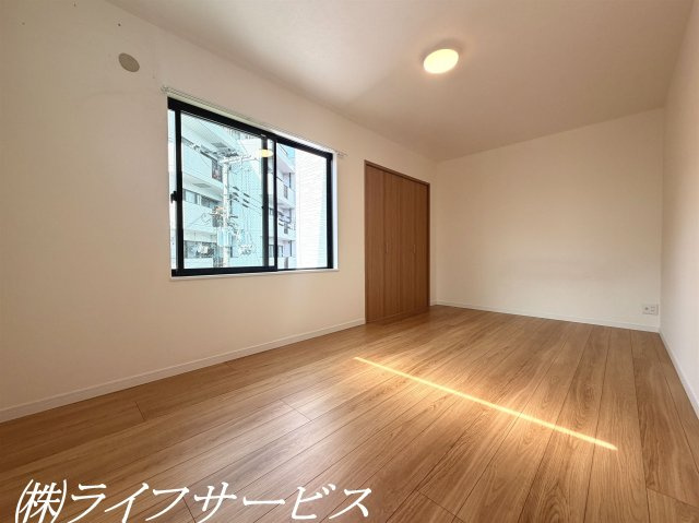 【洋室】 | 東淀川区豊里１丁目中古戸建 | ３階洋室広々8.25帖／クローゼットあり！窓2面あり！