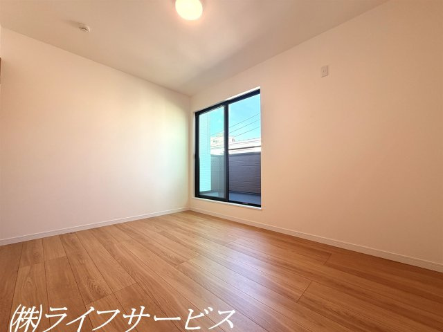 【洋室】 | 東淀川区豊里１丁目中古戸建 | ３階洋室６帖(1)／バルコニーに面した洋室！クローゼットあり！