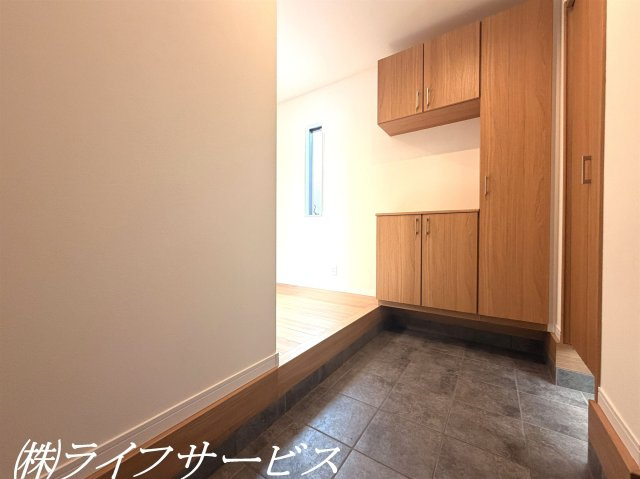 【玄関】 | 東淀川区豊里１丁目中古戸建 | 玄関／広々とした玄関には天井高のシューズボックスとSICが２カ所ございます！