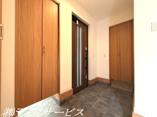 【玄関】 | 東淀川区豊里１丁目中古戸建 | 玄関／広々とした玄関には天井高のシューズボックスとSICが２カ所ございます！