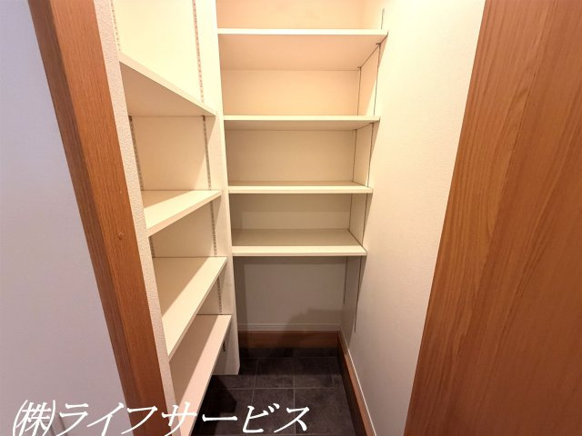 【玄関】 | 東淀川区豊里１丁目中古戸建 | 玄関シューズインクローゼット／家族みんなの靴をスッキリと収納できます！