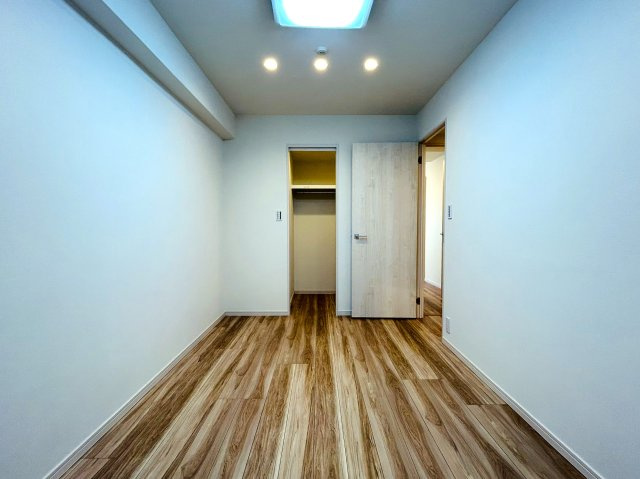 出来るだけ上階が良い方へ。６階だったらイケますか？？ペット飼える角部屋って素敵すぎ！！あの六角橋商店街が庭となる『D‘クラディア横浜白楽』リノベーションはイケてます！！トランクルームもあるよ。の洋室|明るい洋室です