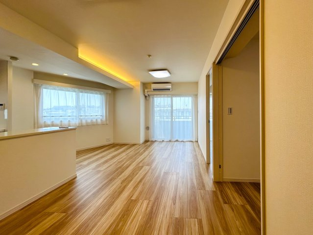 出来るだけ上階が良い方へ。６階だったらイケますか？？ペット飼える角部屋って素敵すぎ！！あの六角橋商店街が庭となる『D‘クラディア横浜白楽』リノベーションはイケてます！！トランクルームもあるよ。の居間・リビング|居間です