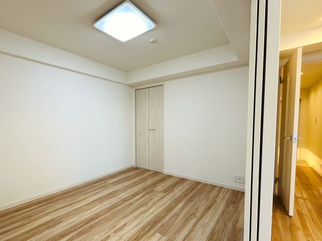 出来るだけ上階が良い方へ。６階だったらイケますか？？ペット飼える角部屋って素敵すぎ！！あの六角橋商店街が庭となる『D‘クラディア横浜白楽』リノベーションはイケてます！！トランクルームもあるよ。の洋室|ゆったりした洋室です