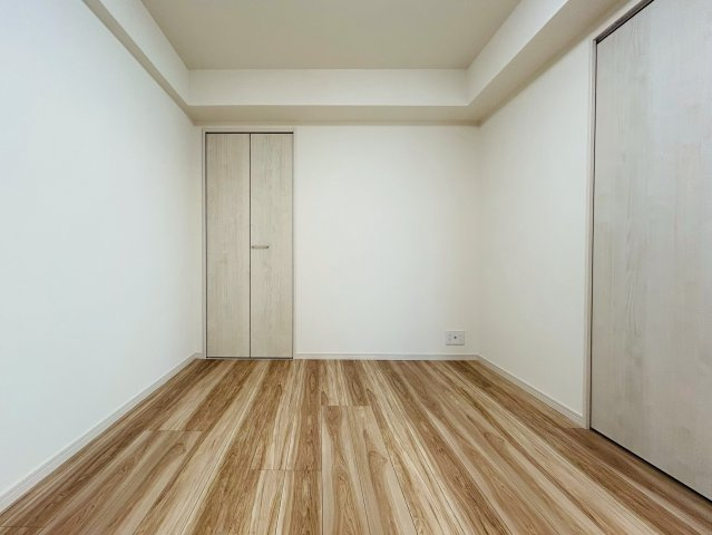 出来るだけ上階が良い方へ。６階だったらイケますか？？ペット飼える角部屋って素敵すぎ！！あの六角橋商店街が庭となる『D‘クラディア横浜白楽』リノベーションはイケてます！！トランクルームもあるよ。の洋室|広々とした洋室です