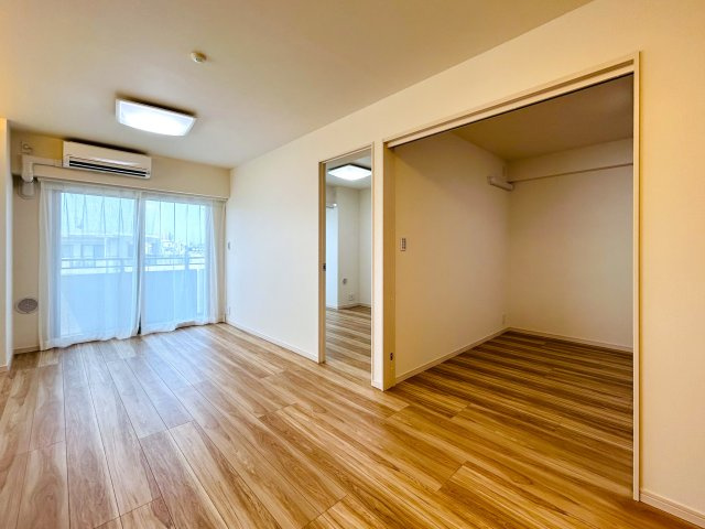 出来るだけ上階が良い方へ。６階だったらイケますか？？ペット飼える角部屋って素敵すぎ！！あの六角橋商店街が庭となる『D‘クラディア横浜白楽』リノベーションはイケてます！！トランクルームもあるよ。の居間・リビング|こちらのリビングで趣味の時間をお楽しみください
