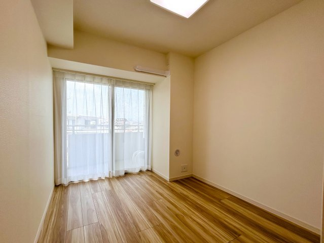 出来るだけ上階が良い方へ。６階だったらイケますか？？ペット飼える角部屋って素敵すぎ！！あの六角橋商店街が庭となる『D‘クラディア横浜白楽』リノベーションはイケてます！！トランクルームもあるよ。の洋室|ゆったりした洋室です
