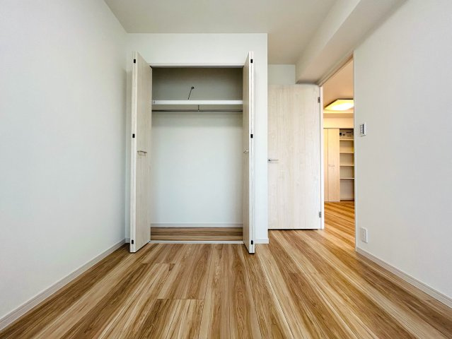 出来るだけ上階が良い方へ。６階だったらイケますか？？ペット飼える角部屋って素敵すぎ！！あの六角橋商店街が庭となる『D‘クラディア横浜白楽』リノベーションはイケてます！！トランクルームもあるよ。の洋室|明るい洋室です