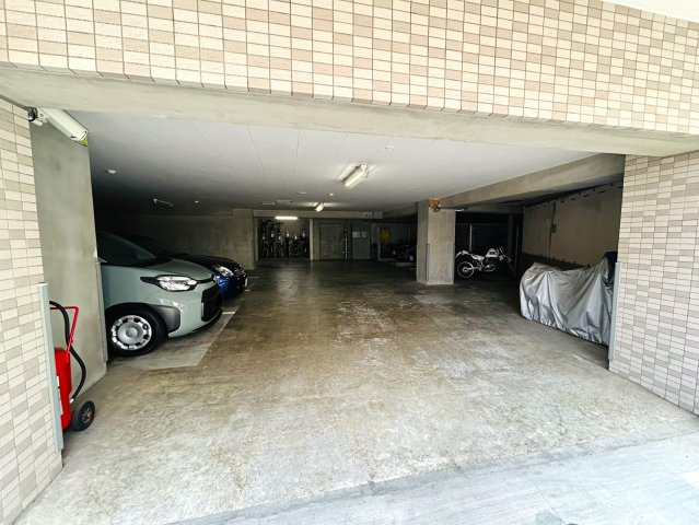 出来るだけ上階が良い方へ。６階だったらイケますか？？ペット飼える角部屋って素敵すぎ！！あの六角橋商店街が庭となる『D‘クラディア横浜白楽』リノベーションはイケてます！！トランクルームもあるよ。の駐車場|駐車場があります