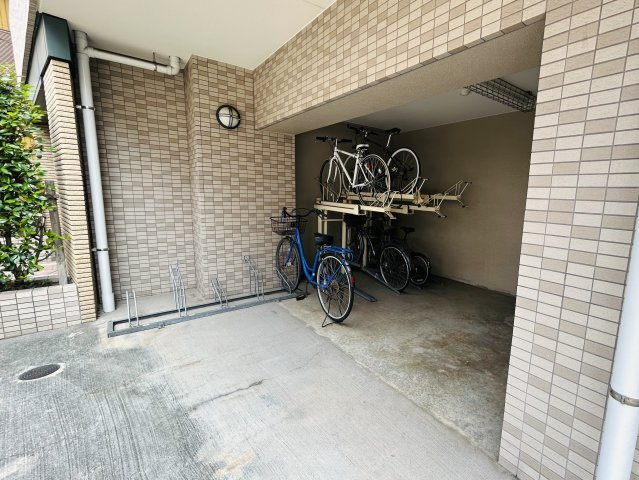 出来るだけ上階が良い方へ。６階だったらイケますか？？ペット飼える角部屋って素敵すぎ！！あの六角橋商店街が庭となる『D‘クラディア横浜白楽』リノベーションはイケてます！！トランクルームもあるよ。の駐輪場