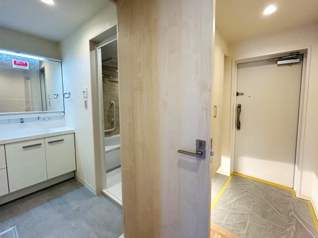 出来るだけ上階が良い方へ。６階だったらイケますか？？ペット飼える角部屋って素敵すぎ！！あの六角橋商店街が庭となる『D‘クラディア横浜白楽』リノベーションはイケてます！！トランクルームもあるよ。の内装|明るい室内です