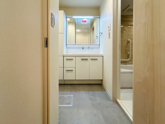 出来るだけ上階が良い方へ。６階だったらイケますか？？ペット飼える角部屋って素敵すぎ！！あの六角橋商店街が庭となる『D‘クラディア横浜白楽』リノベーションはイケてます！！トランクルームもあるよ。の独立洗面台|独立洗面台あり、毎朝おしゃれに忙しい女性の方におすすめです