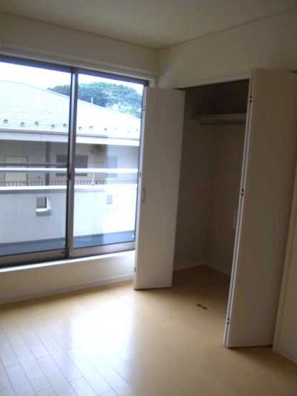 【寝室】 | アンソレイユ鶴川2 | 2階・洋室6帖☆クローゼット、小屋根収納があります♪荷物の多い方も安心の収納力です◎