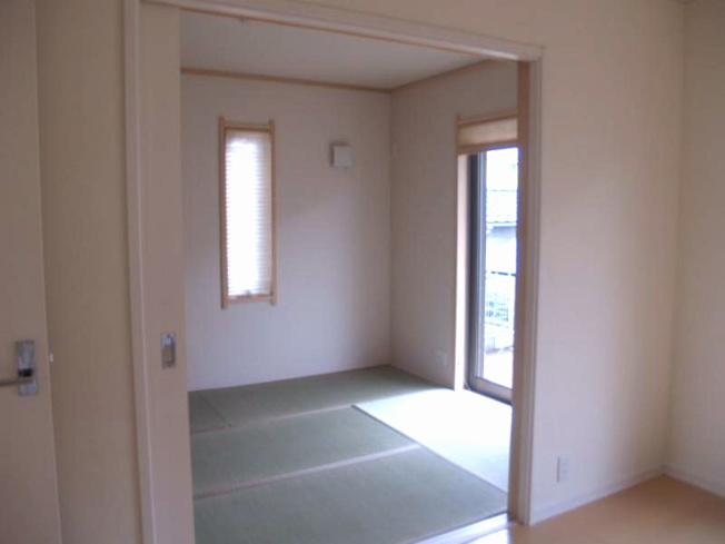 【和室】 | アンソレイユ鶴川2 | 1階・南向き和室6帖☆専用庭に繋がる落ち着くお部屋です！赤ちゃんのごろごろやハイハイはやっぱり和室がよかったりします♪