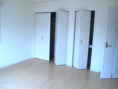 【寝室】 | アンソレイユ鶴川2 | 2階・南向き洋室9帖☆クローゼット、収納スペースがあります♪荷物をたっぷり収納できてお部屋がすっきり片付きます☆