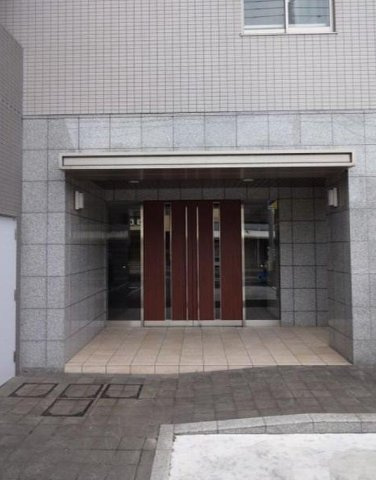 船橋市本中山２丁目の賃貸マンションのエントランス