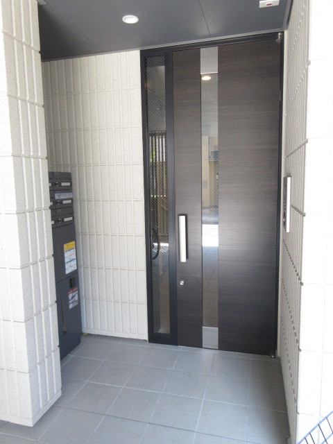 Hebel Maison Sendagiのロビー|オートロック付きのエントランス