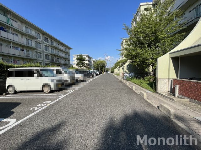 光明台33号棟の駐車場