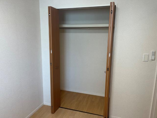 熊本市中央区上水前寺１丁目の賃貸マンションの収納|クローゼット内部