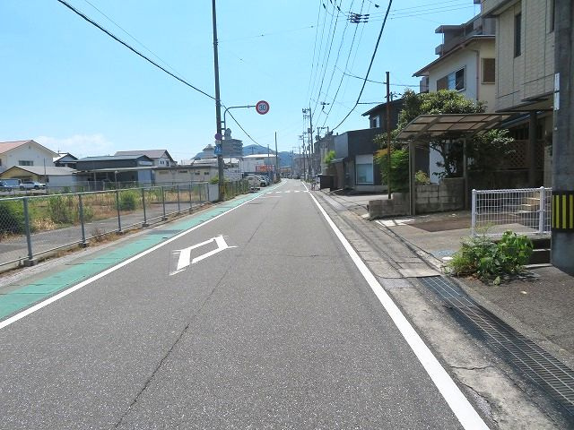 高知市高須一丁目 中古戸建ての前面道路含む現地写真