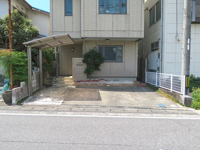 高知市高須一丁目 中古戸建ての駐車場