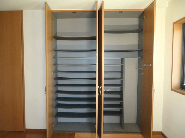 高知市高須一丁目 中古戸建ての玄関|玄関収納