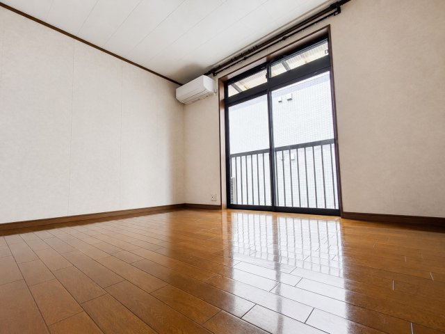 越後突抜町の洋室