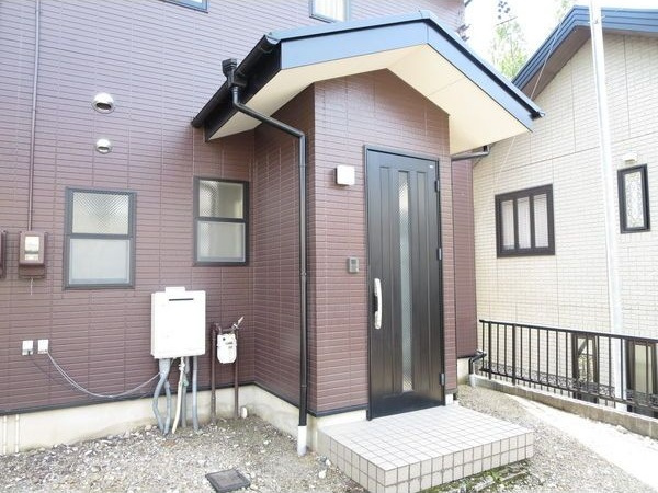 クレスト弐番館のエントランス