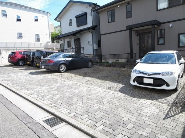 クレスト弐番館の駐車場