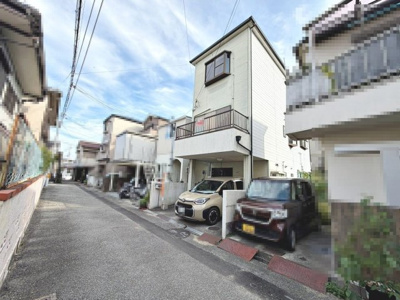 【前面道路含む現地写真】 | 羽衣４丁目　中古一戸建 | 【閑静な住宅地でのびのび子育て】閑静な住宅地で子育て家族にピッタリ。毎日のお散歩も快適な緑に恵まれたエリアです。