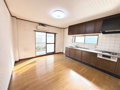 【居間・リビング】 | 羽衣４丁目　中古一戸建 | 南海本線「羽衣」駅まで徒歩７分！ＪＲ阪和線「東羽衣」駅まで徒歩８分！南海高師浜線「伽羅橋」駅まで徒歩１３分！毎日の通勤や通学に便利ですね！