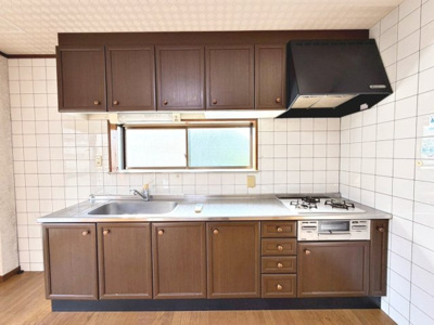 【キッチン】 | 羽衣４丁目　中古一戸建 | お料理に集中しやすい壁付けキッチンです♪キッチンの前に窓があるので、換気しやすく明るいキッチンです！ 