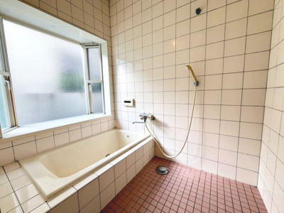【浴室】 | 羽衣４丁目　中古一戸建 | ゆったりとくつろげる綺麗な浴室ですよ！時間短縮でシャワーだけの方も多いですが、一日の疲れを癒すため湯船に浸かれば心身ともにリラックスできますね♪