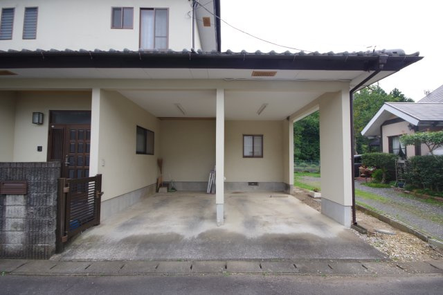 芳賀郡益子町七井　戸建の駐車場|インナーガレージ、並列２台駐車可能です