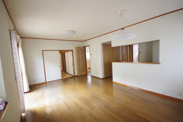 芳賀郡益子町七井　戸建の居間・リビング|6帖の和室と隣接しているので空間を広く使えます