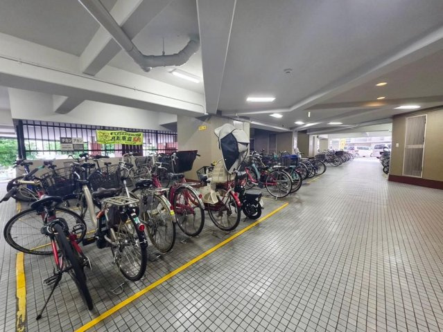 エバーグリーン淀川４号館の駐車場