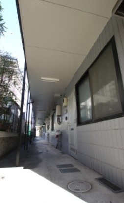 千葉市中央区宮崎町のアパートのロビー