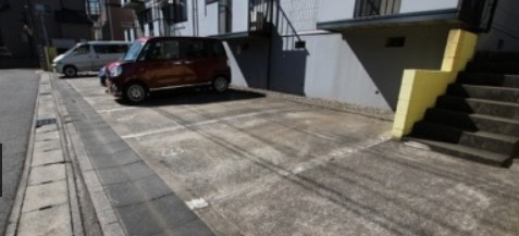 千葉市中央区宮崎町のアパートの駐車場