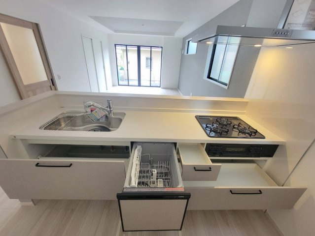 【LIGARE】宇都宮市鶴田町 28期  全2棟のキッチン|〇2号棟〇
節水で環境にも優しい食器洗乾燥機付！頑固な汚れもスッキリ落とせて、手洗いより清潔です。
※2026年9月撮影