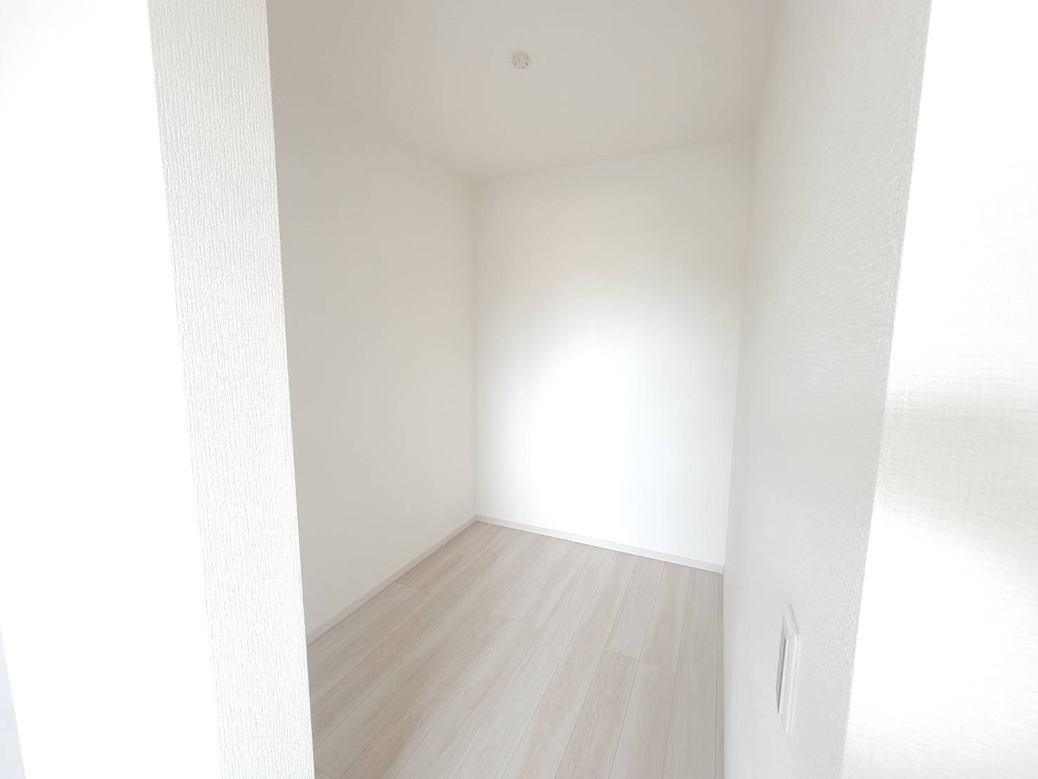 【LIGARE】宇都宮市鶴田町 28期  全2棟の収納|〇2号棟・2階9.5帖洋室〇
洋服もバッグもまとめて収納できるウォークインクローゼット♪
見渡せるから選びやすく、毎日のコーディネートがもっと楽しくなります。
※2026年9月撮影