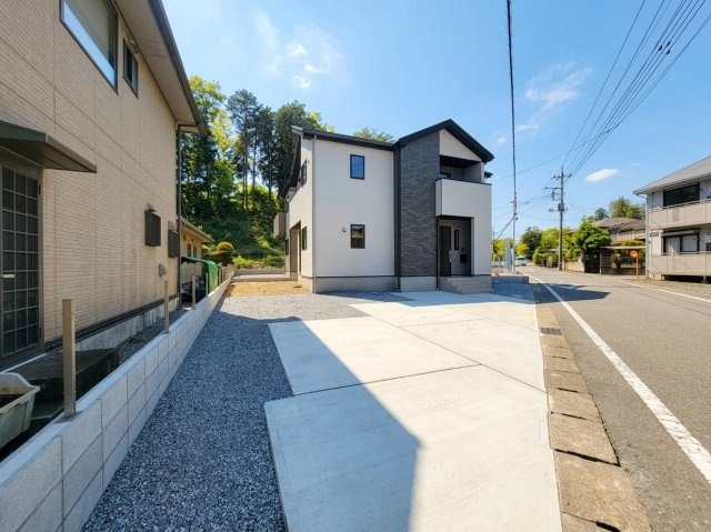 【LIGARE】宇都宮市鶴田町 28期  全2棟の前面道路含む現地写真|〇2号棟〇
並列3台駐車可能なゆとりのカースペース。
夫婦それぞれの車も、お客様のお車も余裕に対応できます☆
※2026年9月撮影