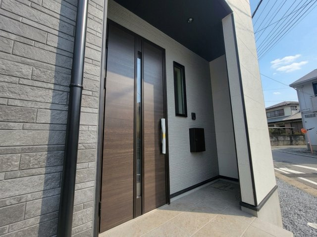 【LIGARE】宇都宮市鶴田町 28期  全2棟の玄関|〇2号棟〇
TVモニター付インターホンで来客を事前確認でき、郵便受けはダイヤルロック式。
高い防犯性とプライバシーを両立した安心の玄関です！
※2026年9月撮影